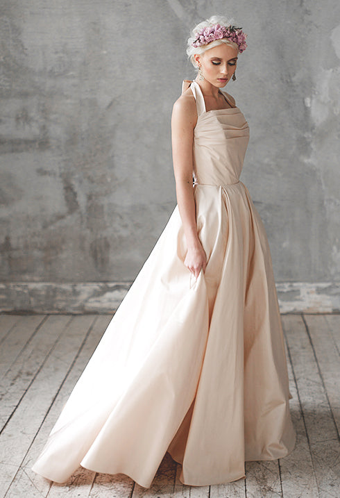 Simple wedding dress/ Amond